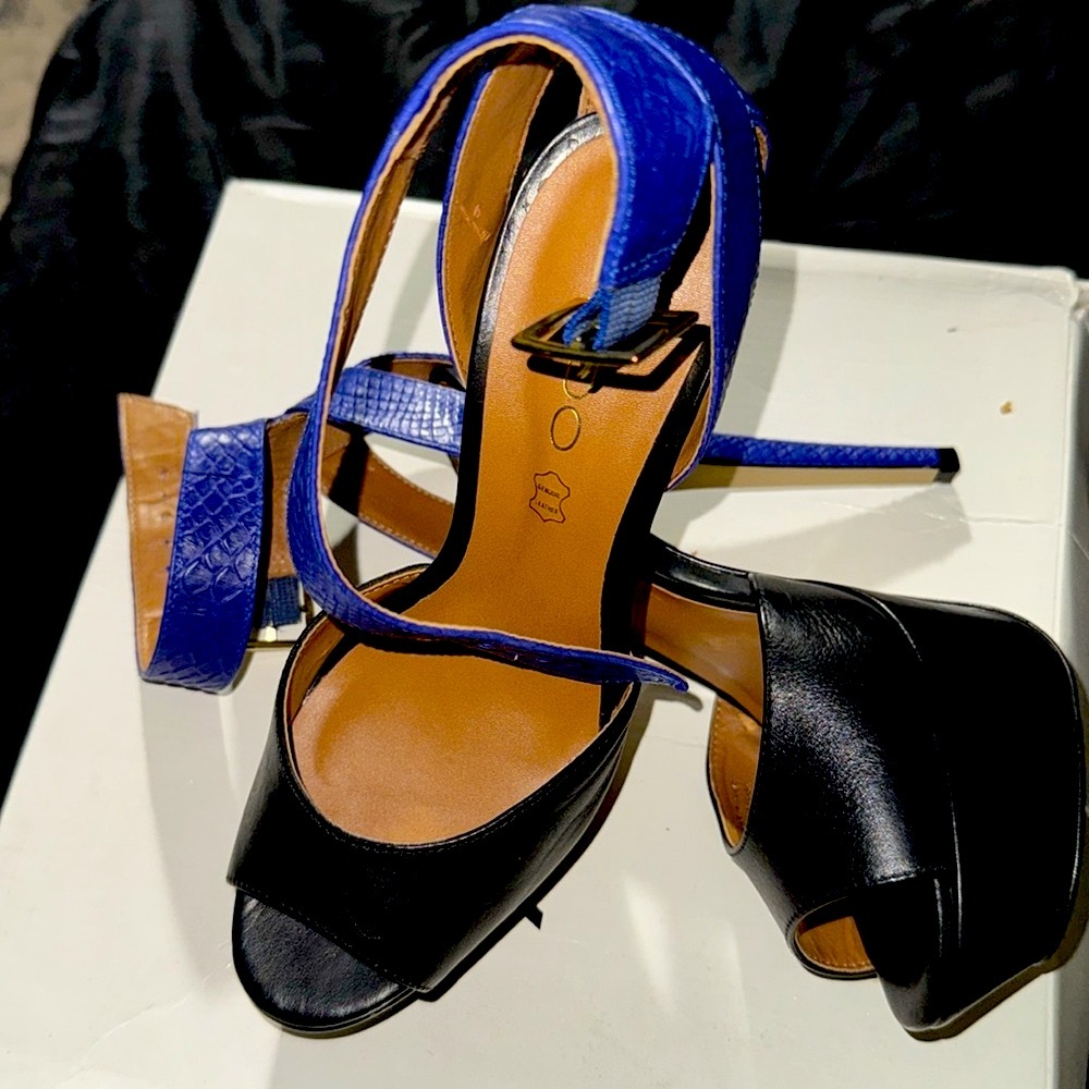 Aldo-VERY SEXY heels
Worn ONCE (indoors)